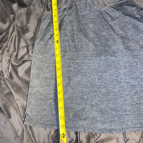 🎱Unique Nike Dri-fit top! - Picture 6 of 9